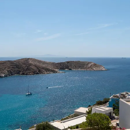 La Vue Vari (Syros)